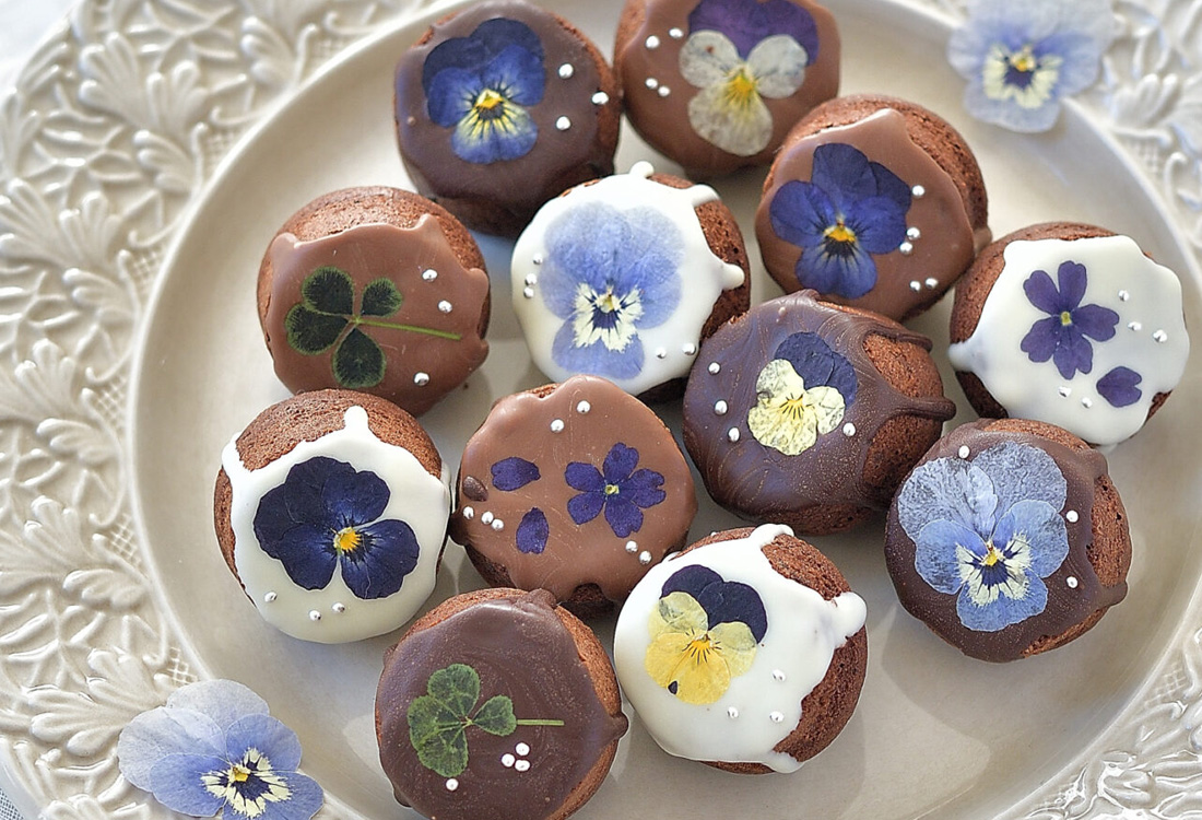 Mini chocolate flower cake